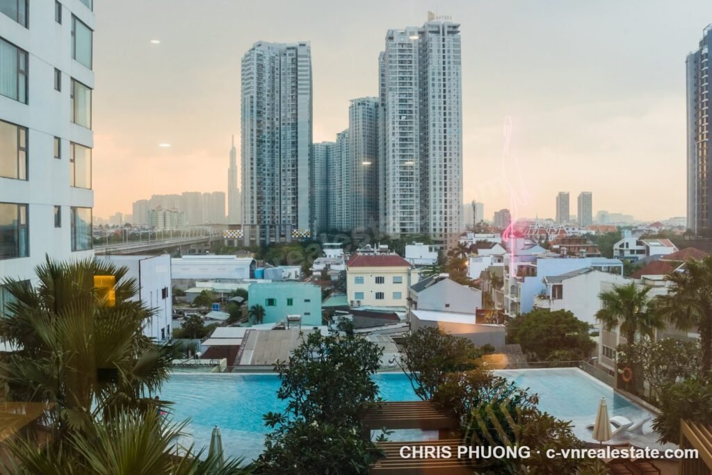 View hồ bơi và khuôn viên Gateway Thảo Điền nhìn từ căn 1PN tầng trung