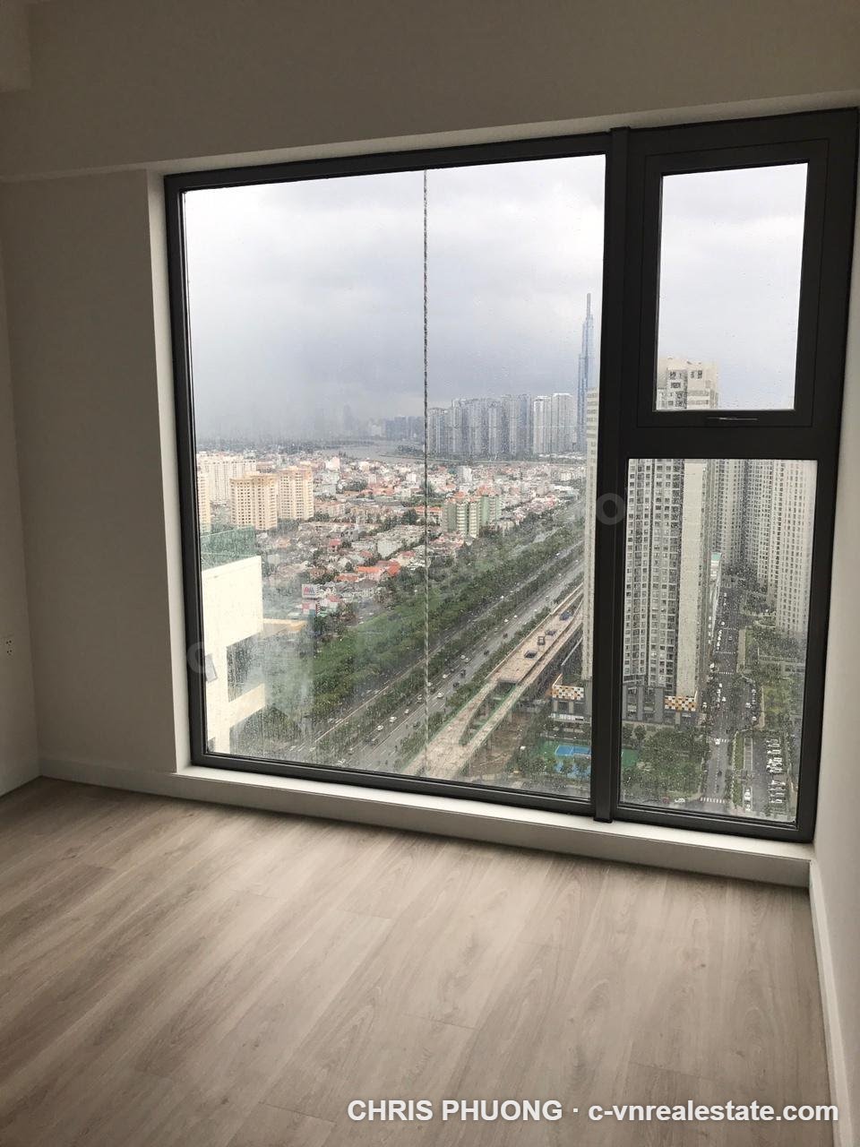 Cửa sổ nhìn về Landmark 81 và Xa lộ Hà Nội từ căn 4PN Gateway Thảo Điền