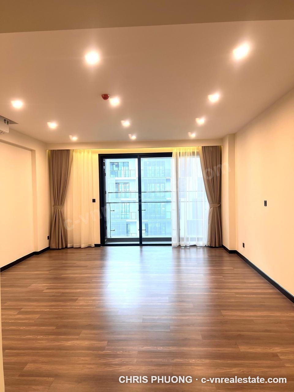 Không gian phòng khách mở ra ban công căn Studio Soho Heritage West Lake