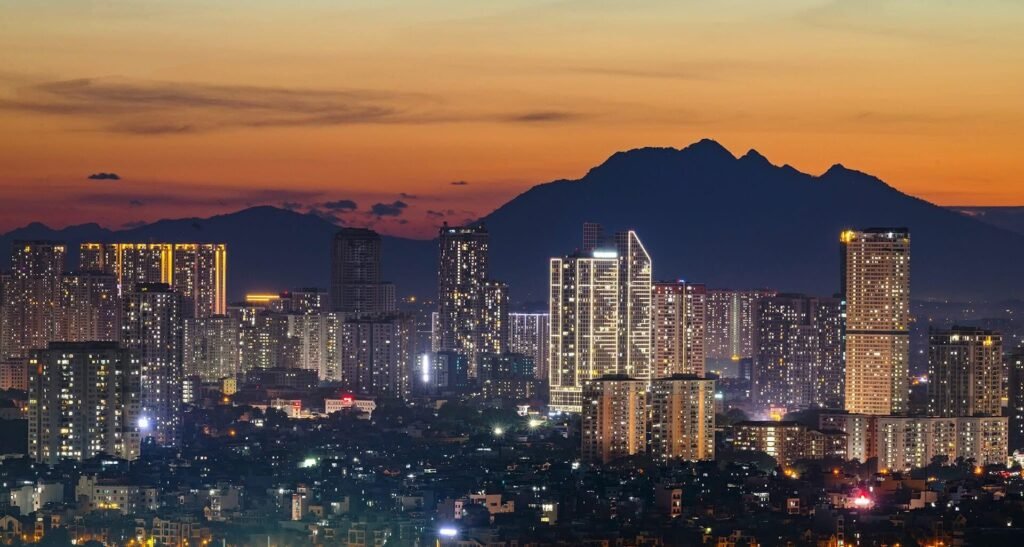 Toàn cảnh thành phố Hà Nội với núi Ba Vì — căn hộ bán và cho thuê Hà Nội